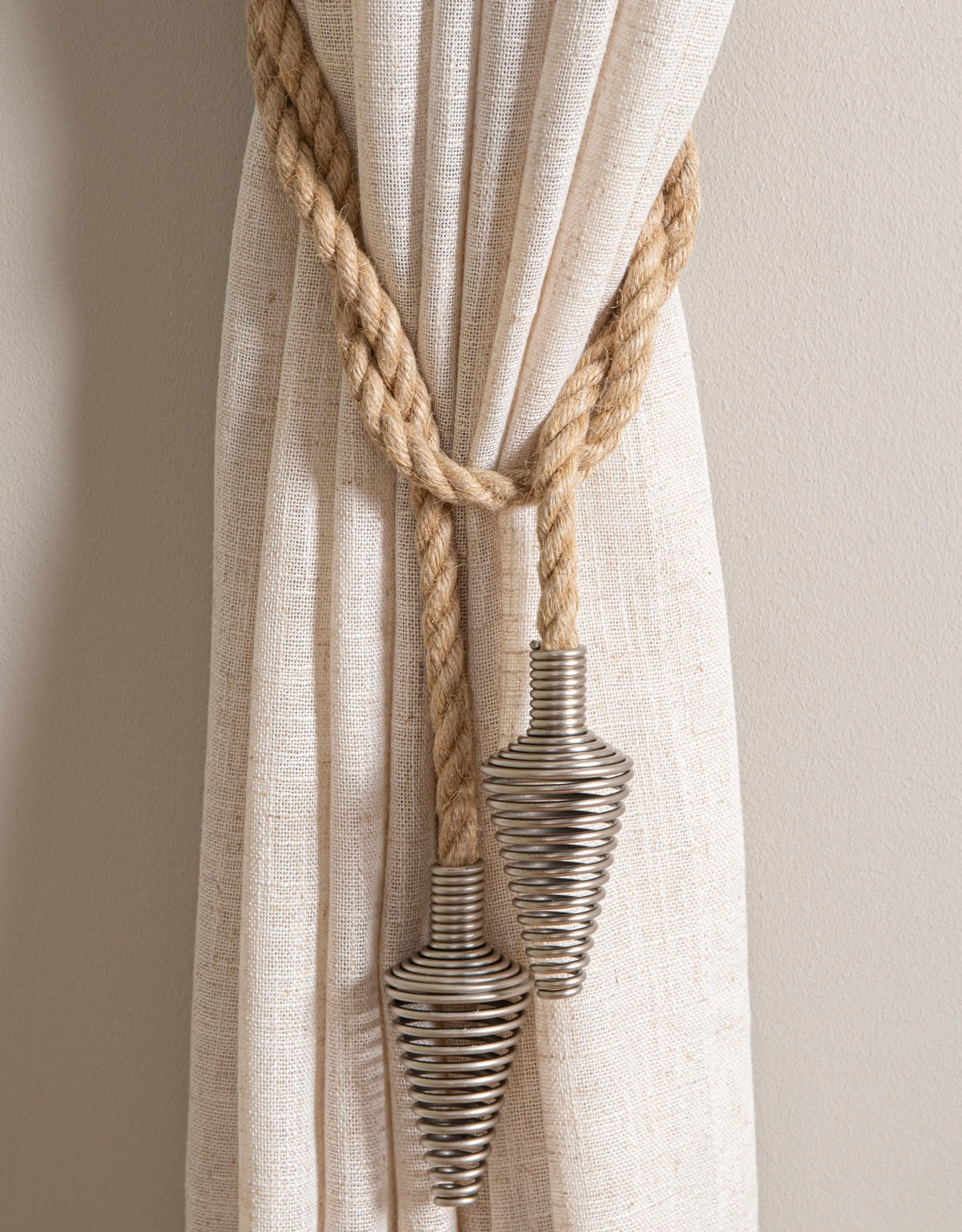 Gardinomtag i flätad bomull med metallpil i ändarna