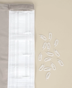 Rynkbandskrokar i comboband på gardin