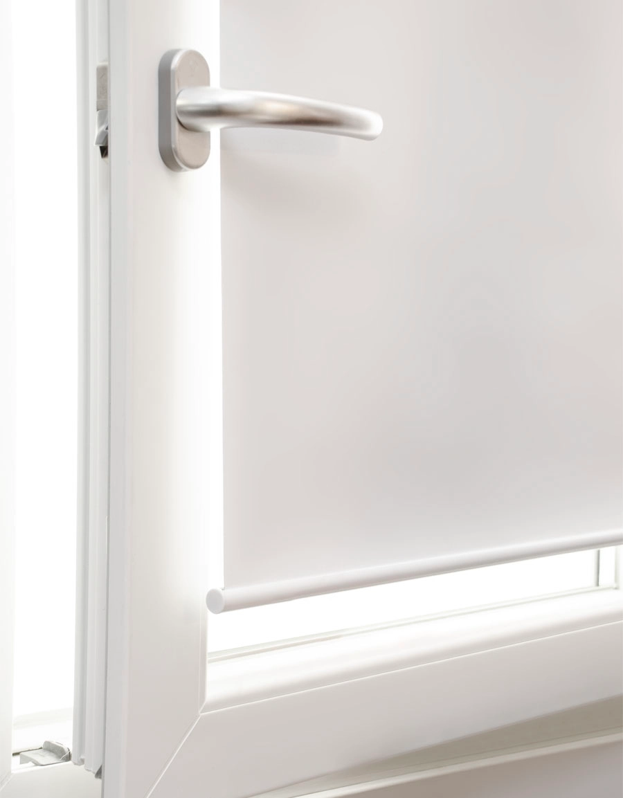 Närbild på bottenlist på mörkläggande rullgardin