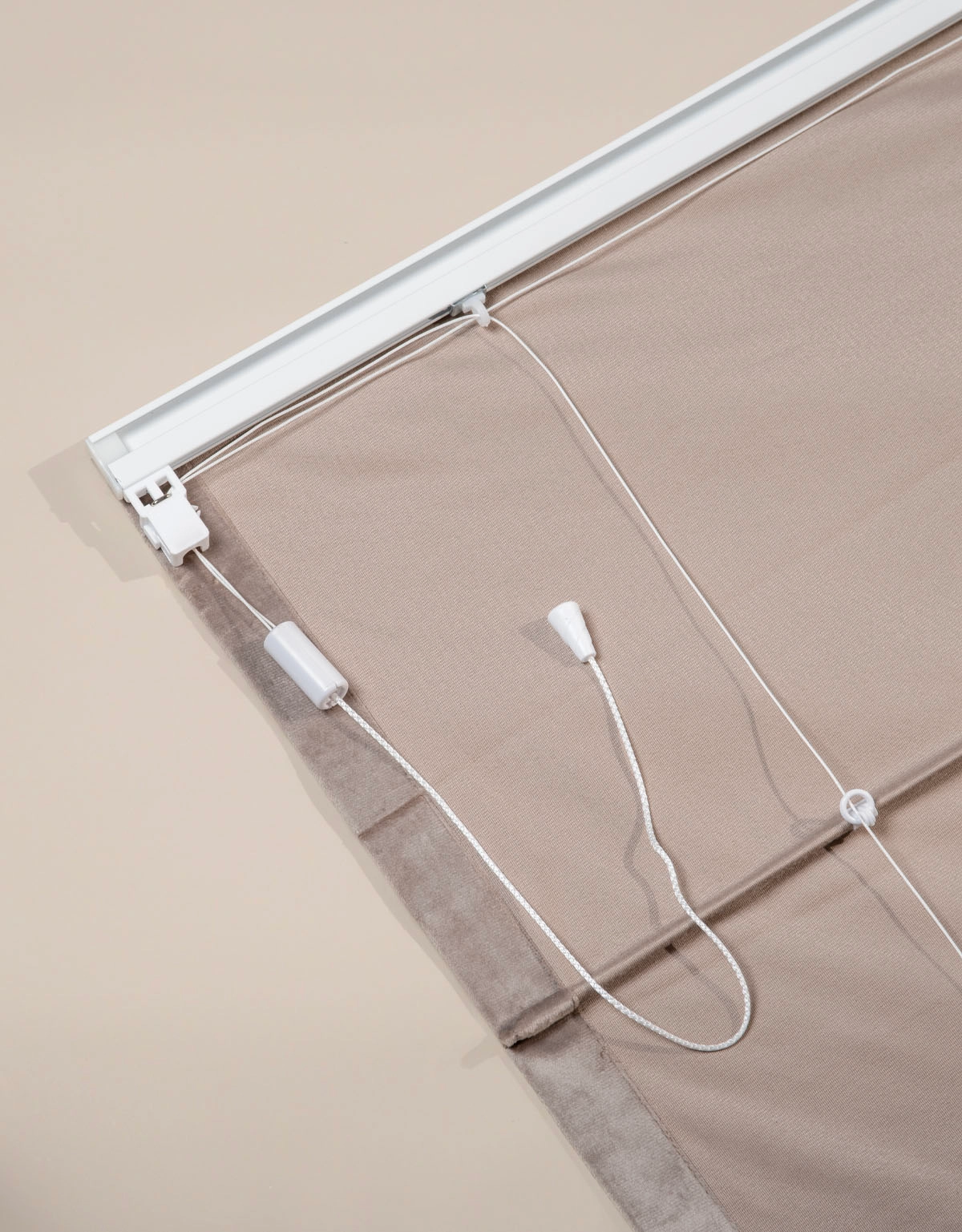 Baksidan av en beige hissgardin i sammet med linlås