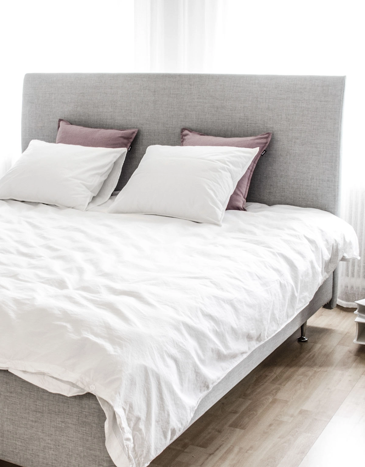 Ljusgrå sänggavel till dubbelsäng