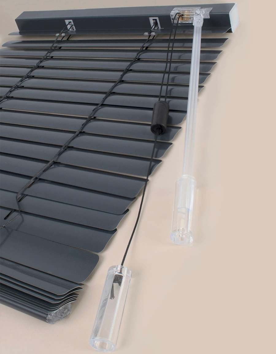 Frihängande svart persienn