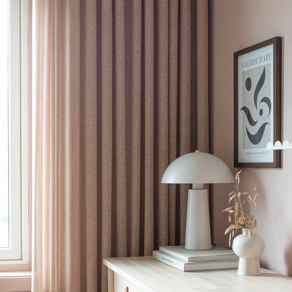 Nougatfärgat gardin i beiget sovrum