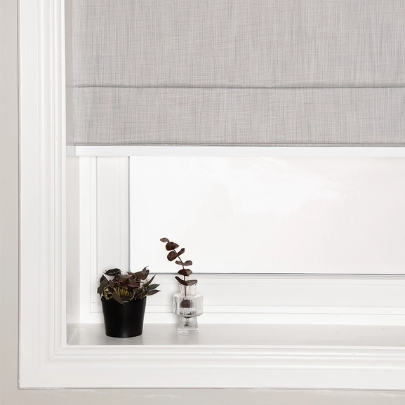 Mörkläggande ljusgrå hissgardin