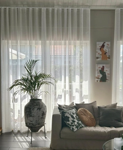 Vit avskärmande gardin i vardagsrum