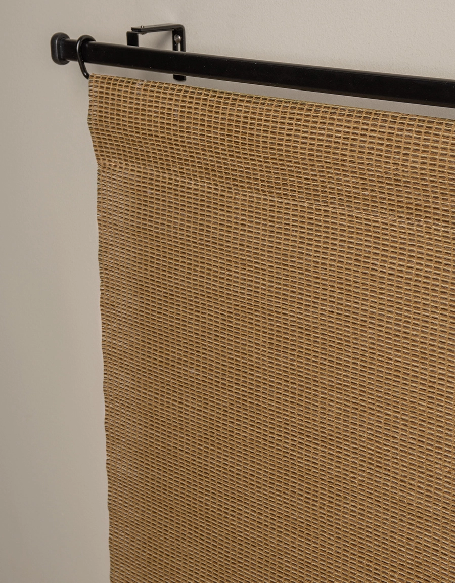 Närbild på naturfärgad rustik panelgardin