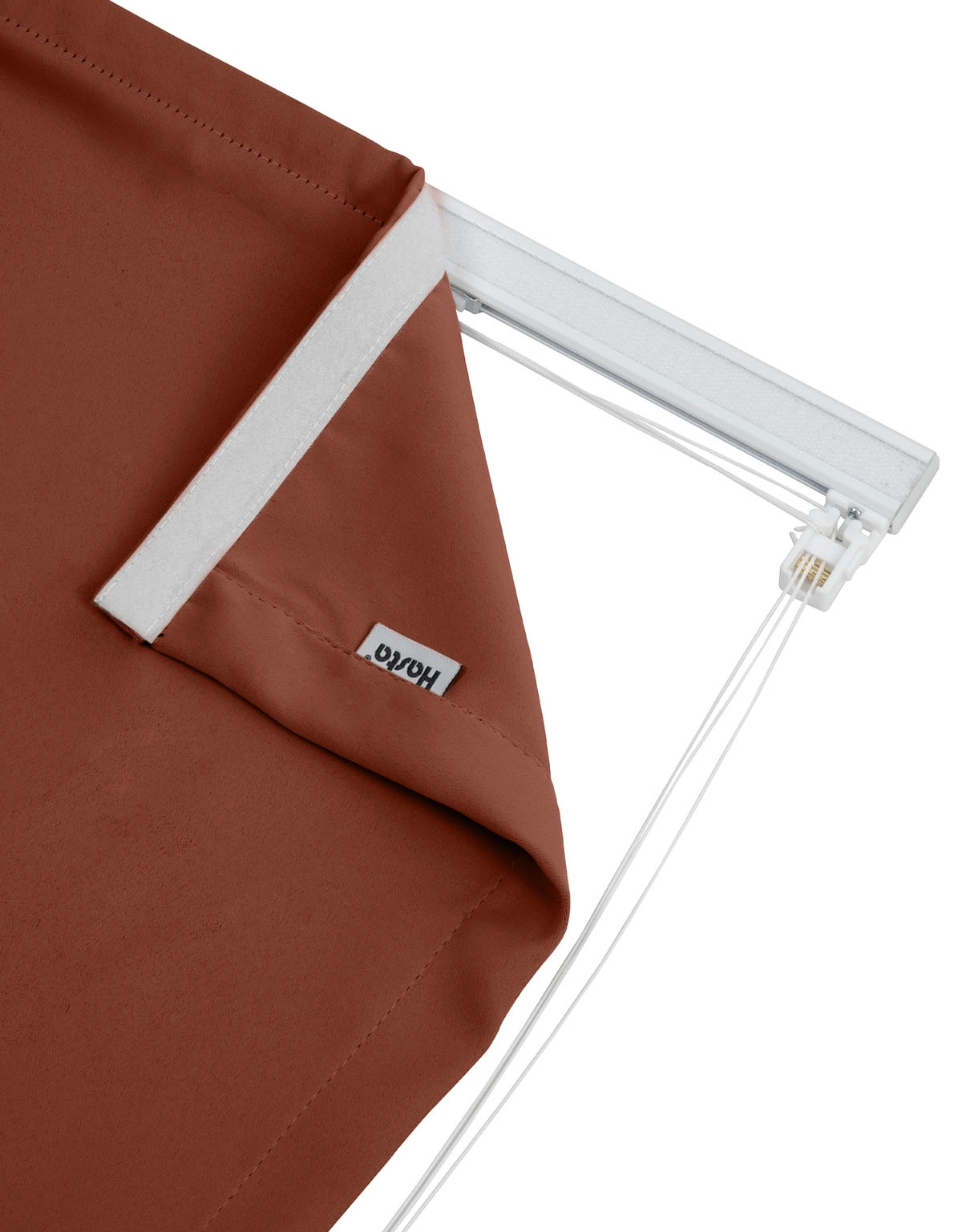 Närbild på mörkläggande hissgardin Dokie i rostrött