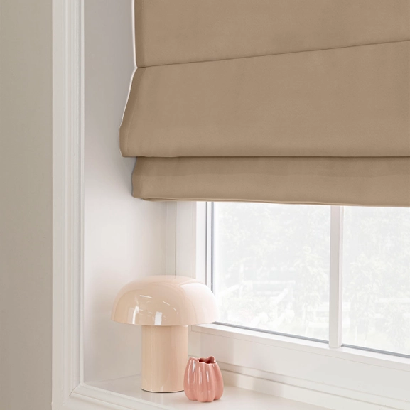 Beige mörkläggande hissgardin