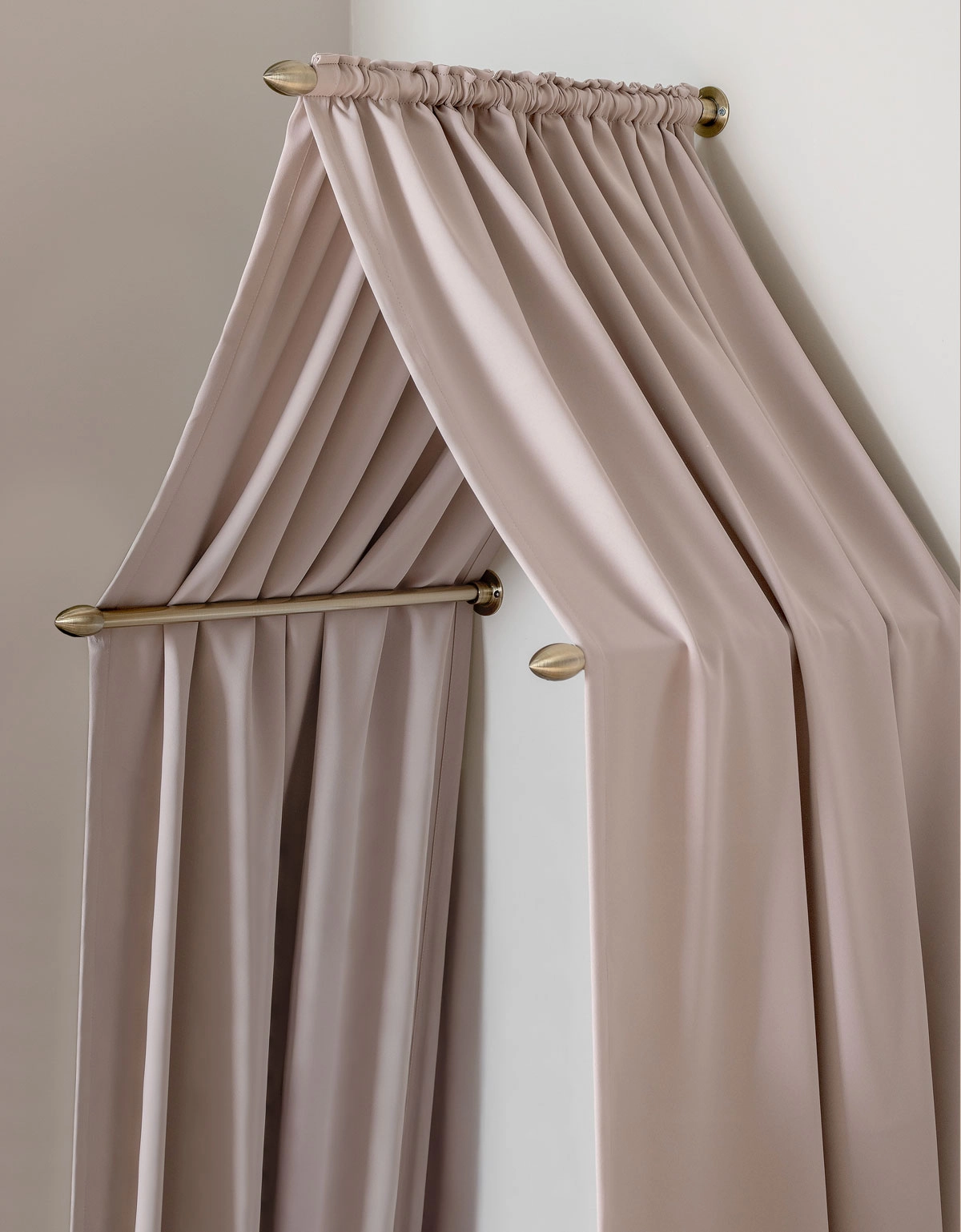 beige-sänghimmel-stänger-antikmässing