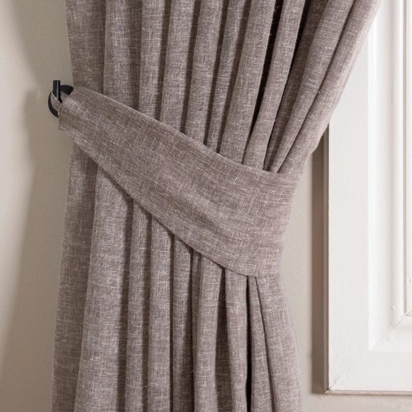 Brun gardin med matchande gardinomtag