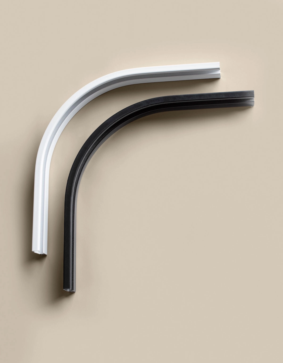 Svart och vit returböj 90 grader till gardinskena Alex