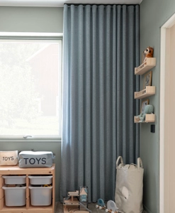 Blå, skir gardin i barnrum