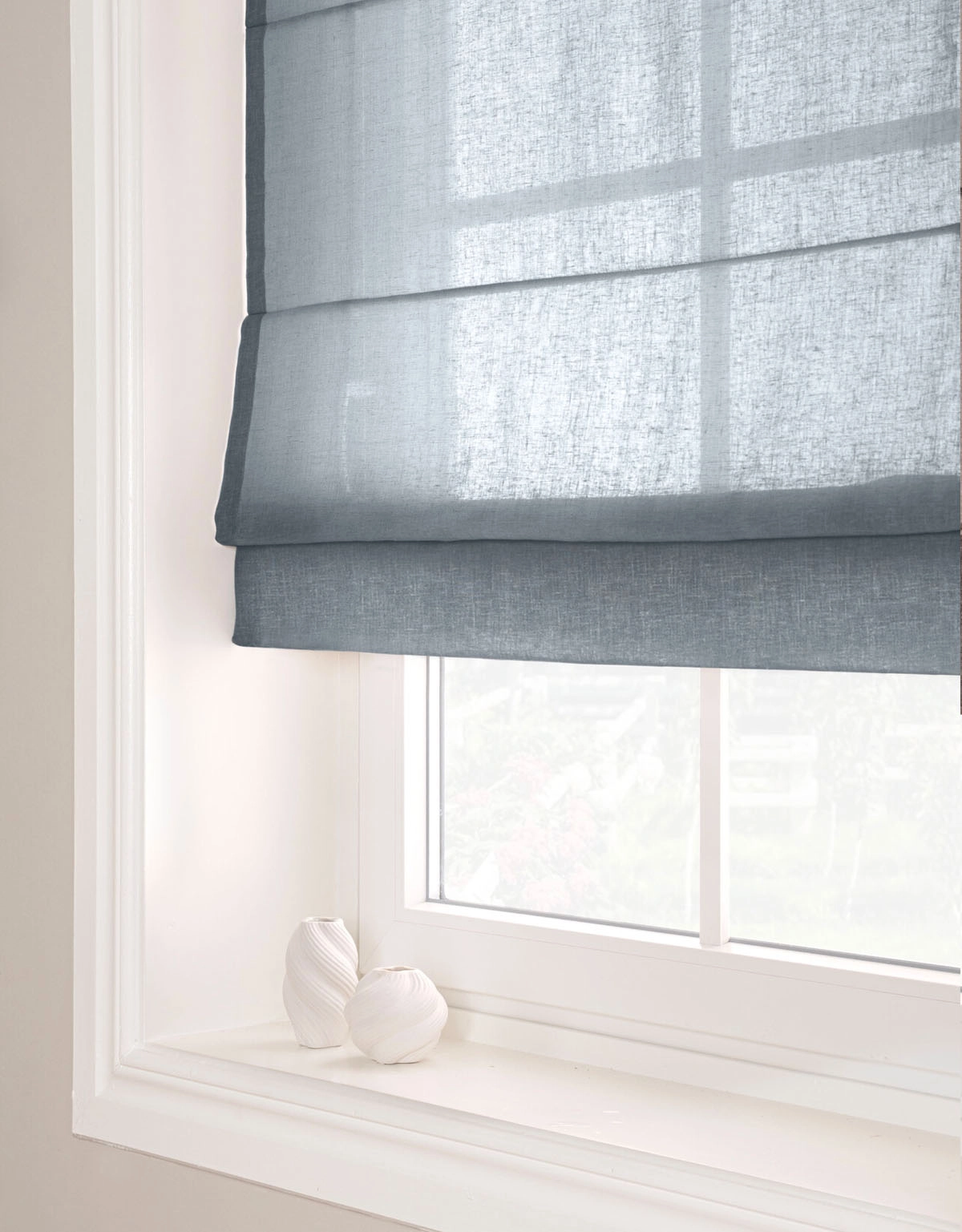 Hissgardin i avskärmande blå väv