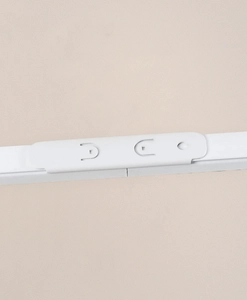 Vit skarv till gardinskena