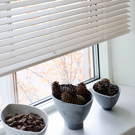 Wooden Venetian blind white glaze, slat width 27 mm