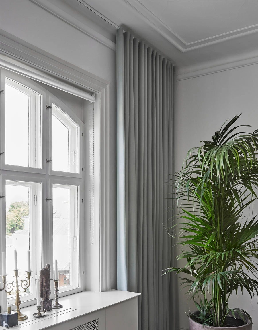 Vit gardinskena monterad i tak