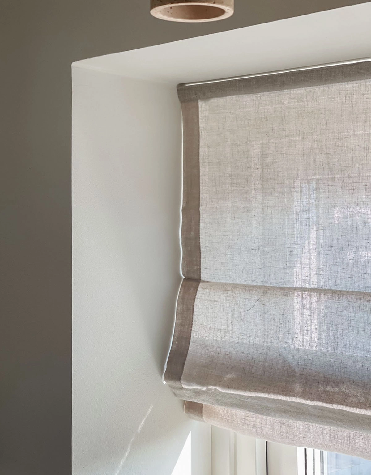 Närbild på hissgardin Saga i beiget avskärmande tyg