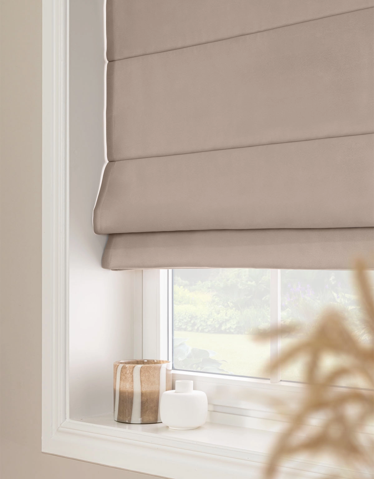 Beige mörkläggande hissgardin