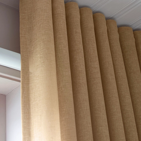 Senapsgul, skir gardin