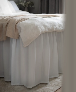 Sängkappa i vitt tyg