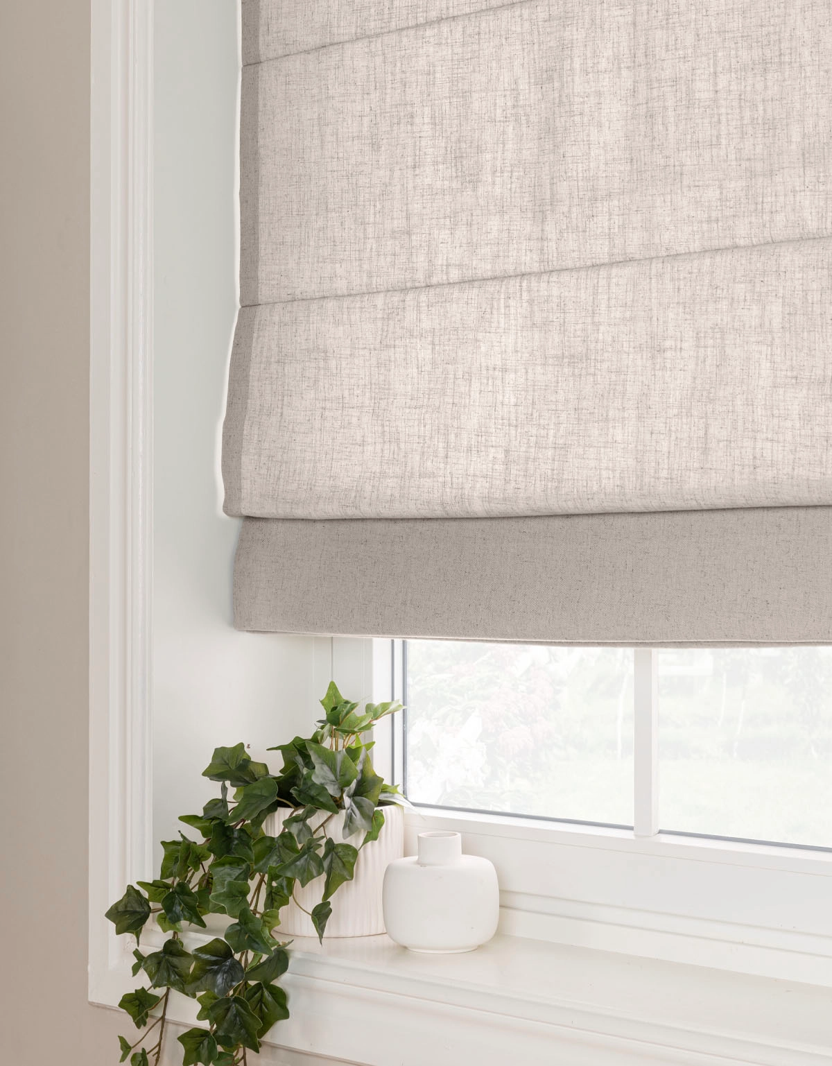 Gråmelerad hissgardin i linneblandning