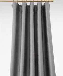 Grå gardin med viss struktur och glans