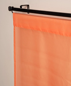 Närbild orange transparent panelgardin
