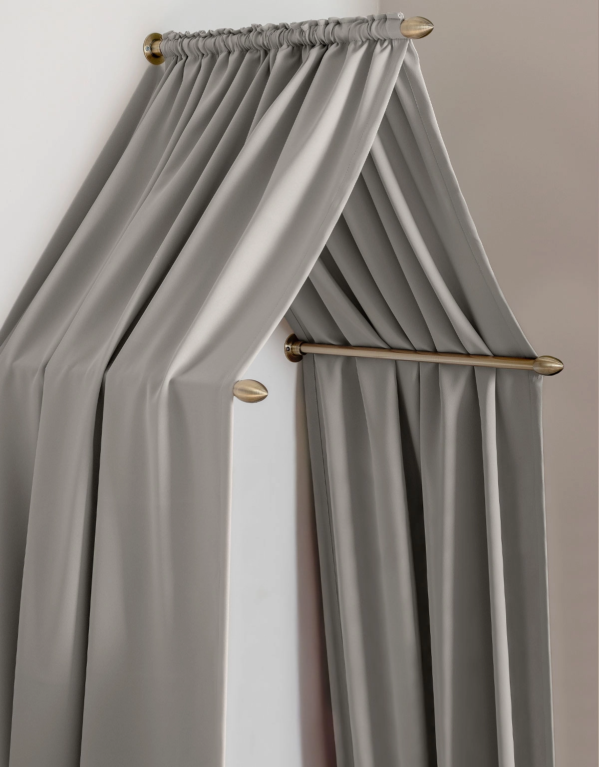 grå-sänghimmel-stänger-antikmässing