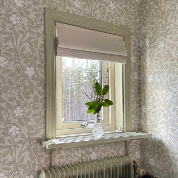 Beige mörkläggande hissgardin i lantlig miljö