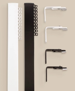 Vit och svart cabinskena med väggfästen och rullglid