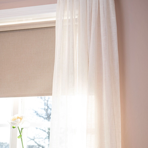 vit-gardinstång-beige-rullgardin