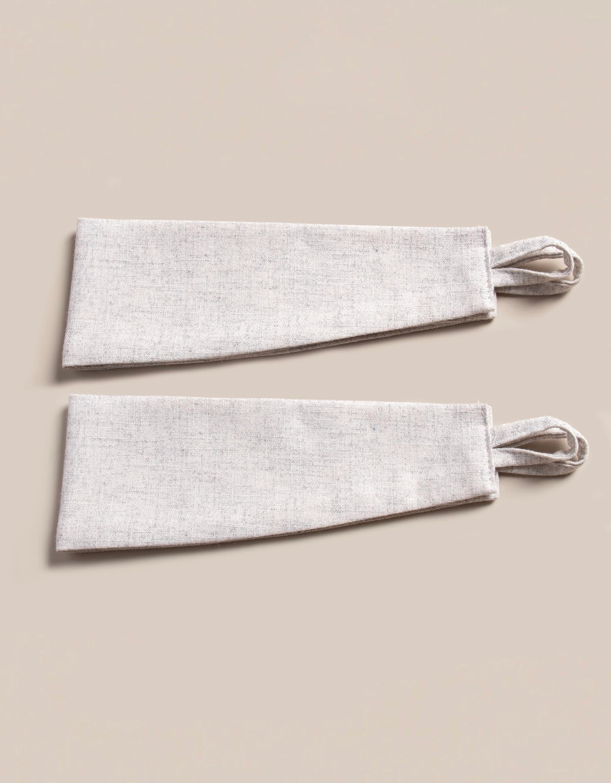 Gardinomtag i gråmelerat tyg