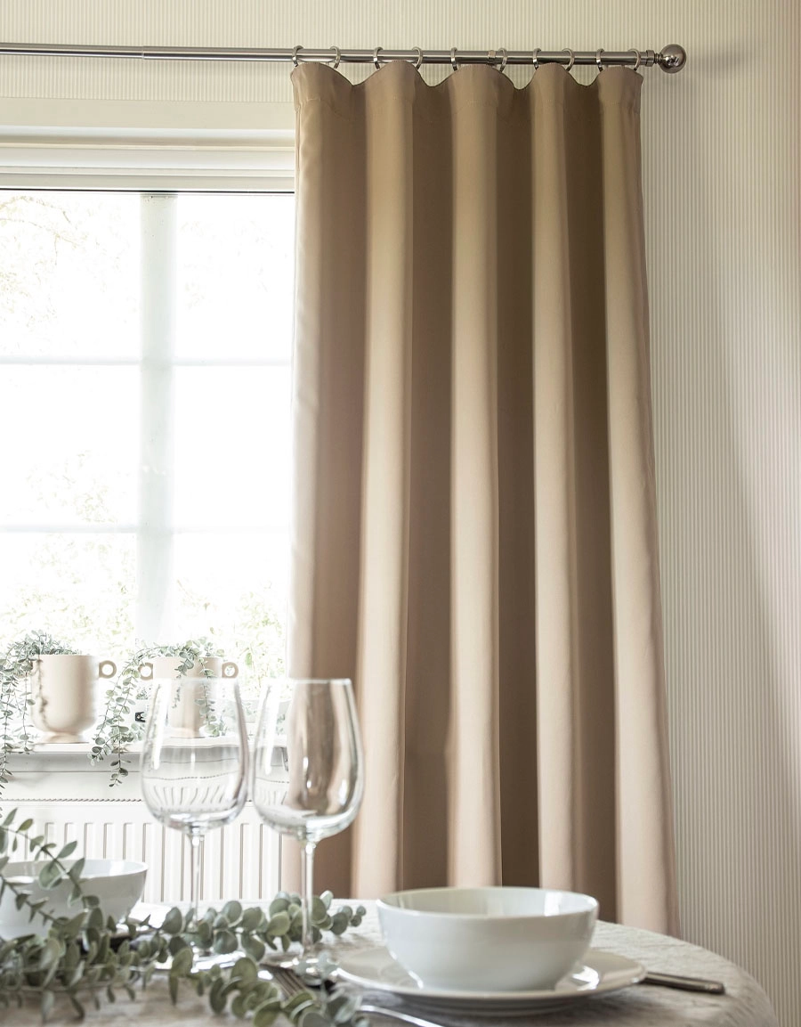 Gardinstång i stål med rund knopp