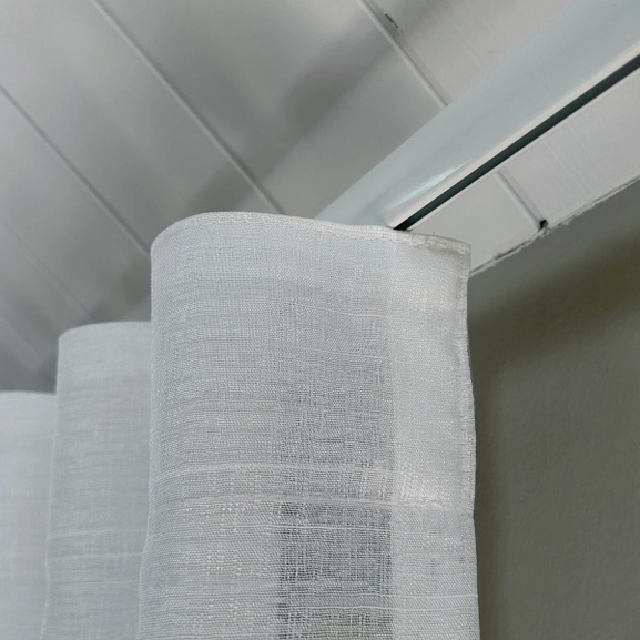 Närbild på vit gardin Skimra