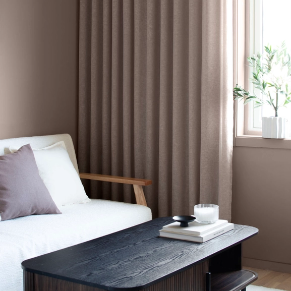 Greige gardin i vardagsrum