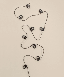 Svart glid på snöre