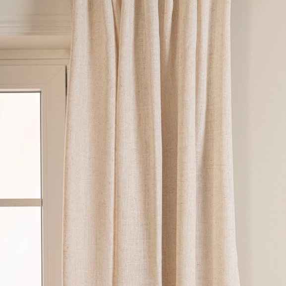 Svart gardinstång med beige gardin