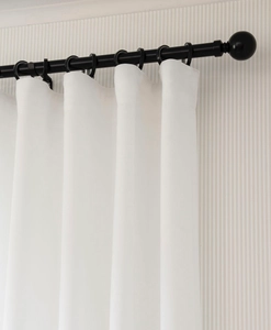 Svart gardinstång med rund knopp