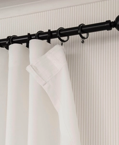 Gardinringar i svart, Gloria