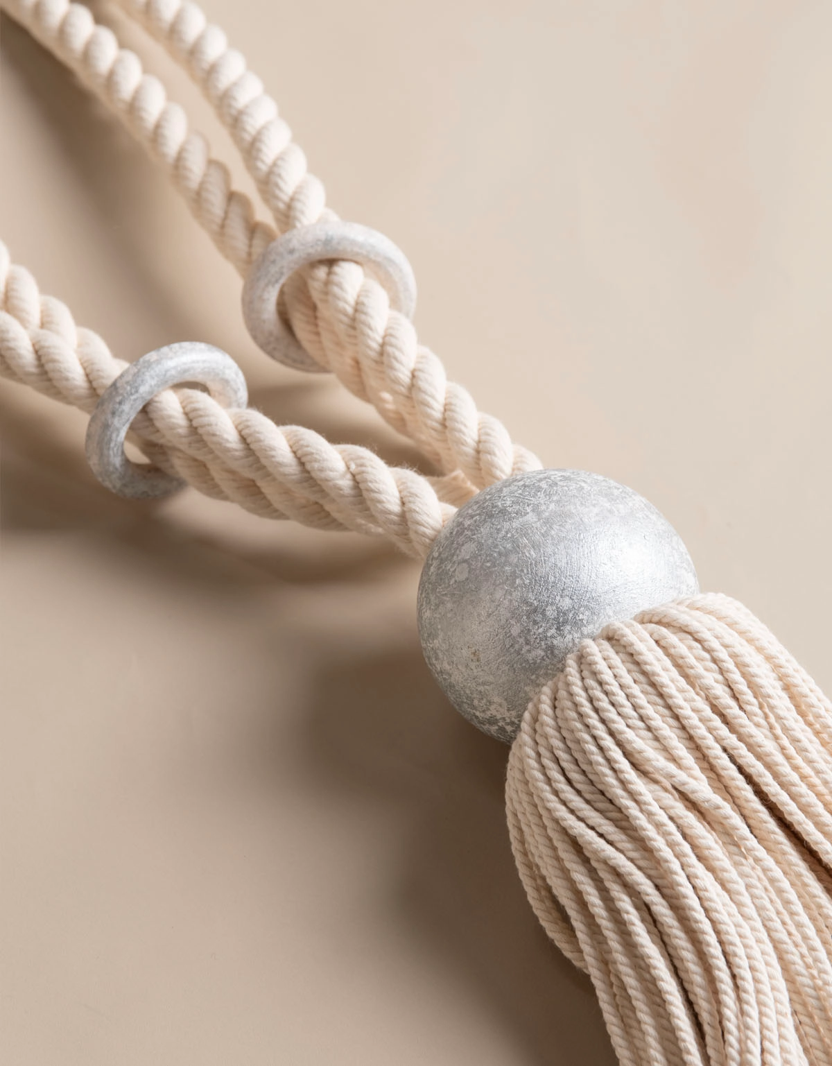 Gardinomtag Saga i naturfärgad bomull med träklot i vitsilver