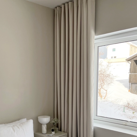 Beige mörkläggningsgardin i sovrum