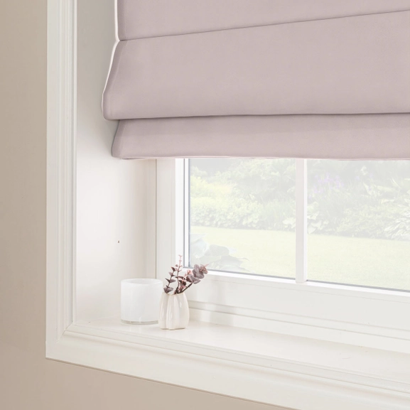 Beige mörkläggande hissgardin i framskyndat tyg