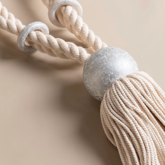 Gardinomtag Saga i naturfärgad bomull med träklot i vitsilver