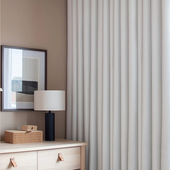 Måttillverkad, vit mörkläggningsgardin