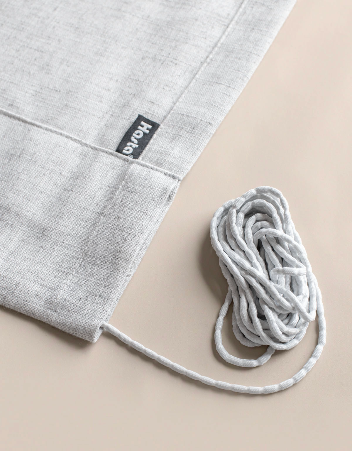 Viktband i fållen på en gardin