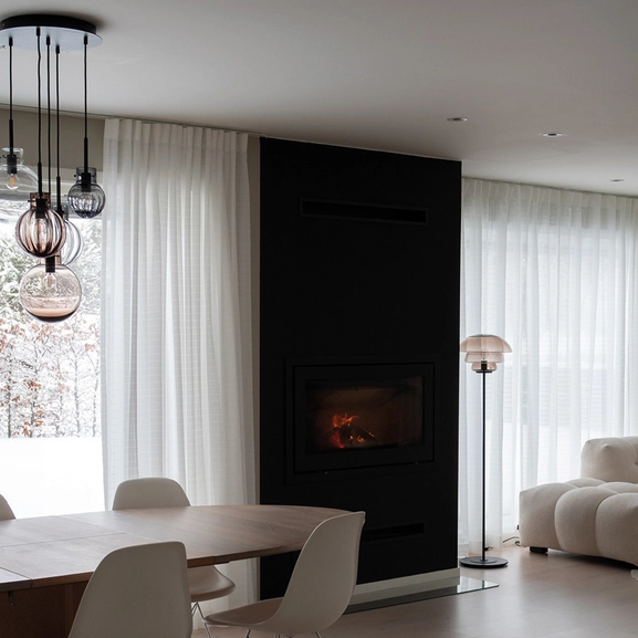 Vit gardin med stansat rutmönster