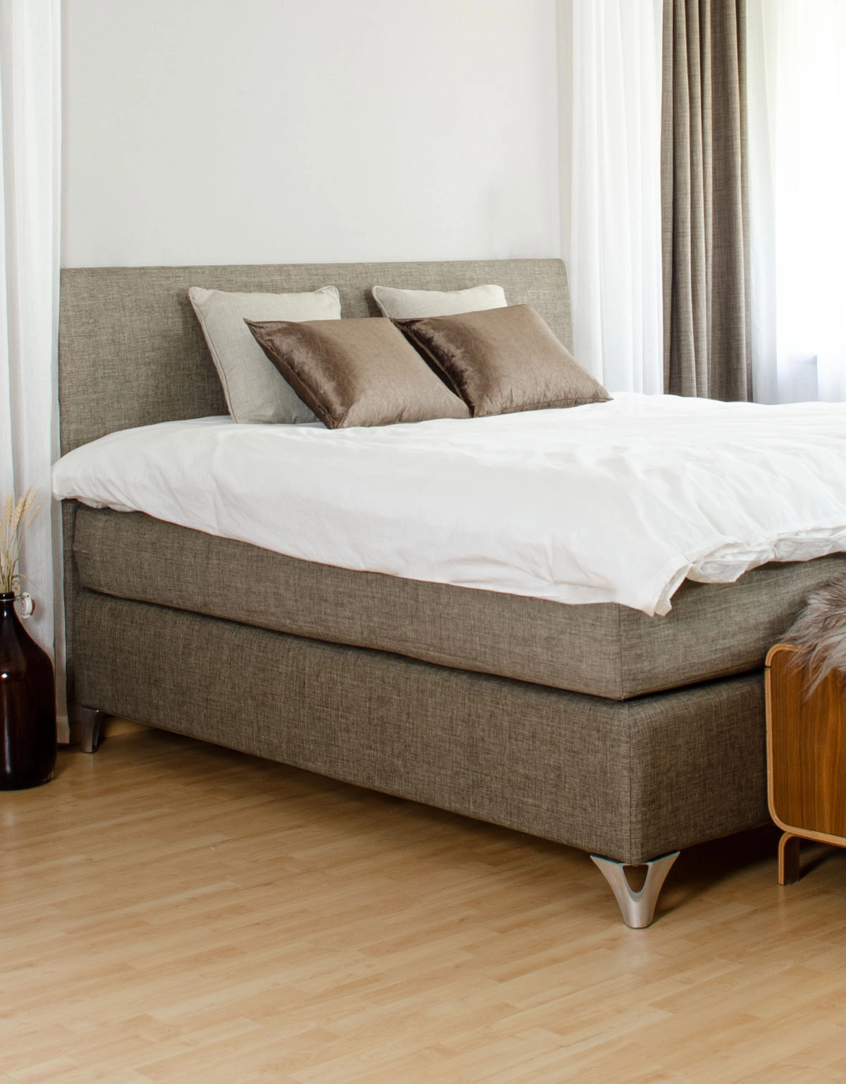 Brun sänggavel till dubbelsäng