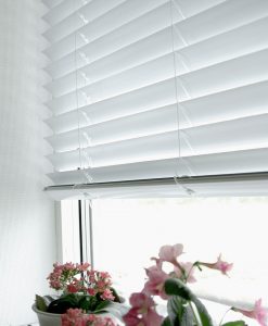 persienn vit plu 50 mm Hasta