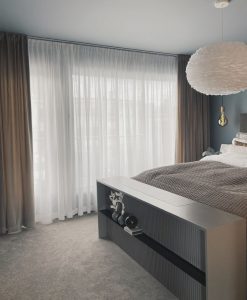 Sammetsgardin beige med vit skir gardin