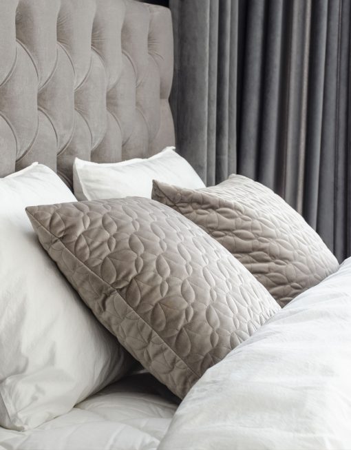 Kuddfodral i sammet, kviltat, beige